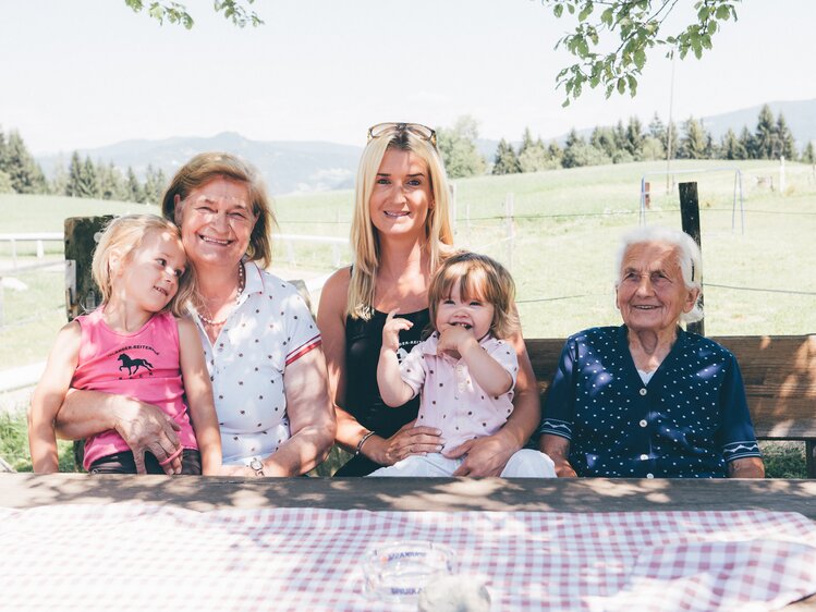 Familie sitzt am Tisch | © Urlaub am Bauernhof Kärnten / Daniel Gollner