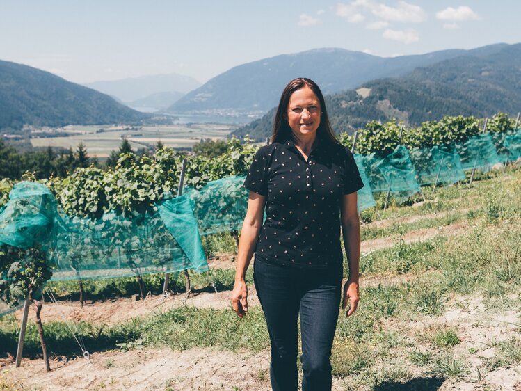 Frau steht im Weingarten | © Urlaub am Bauernhof Kärnten / Daniel Gollner