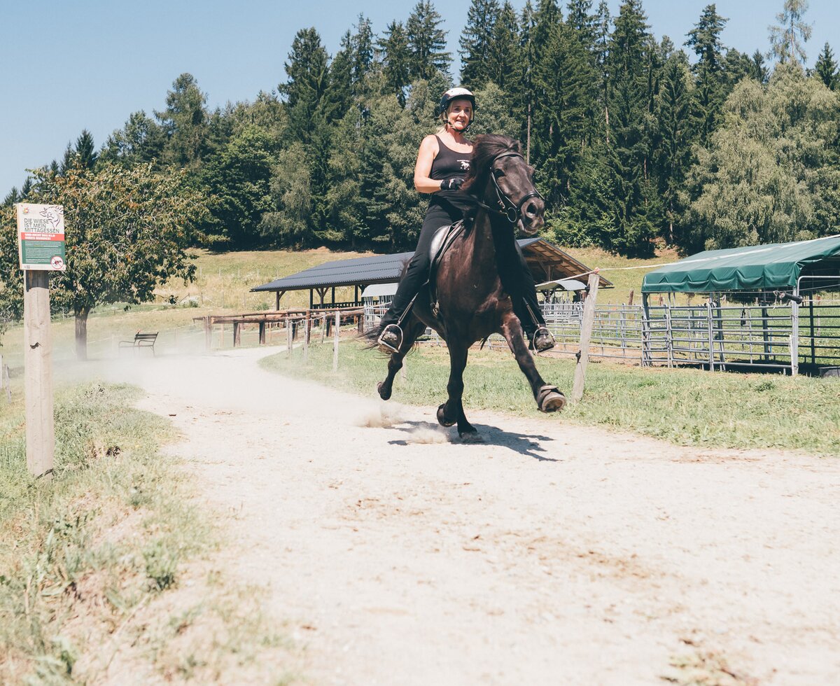 Frau beim Ausreiten | © Urlaub am Bauernhof Kärnten/ Daniel Gollner Frau beim Ausreiten am Weg | © Urlaub am Bauernhof Kärnten/ Daniel Gollner