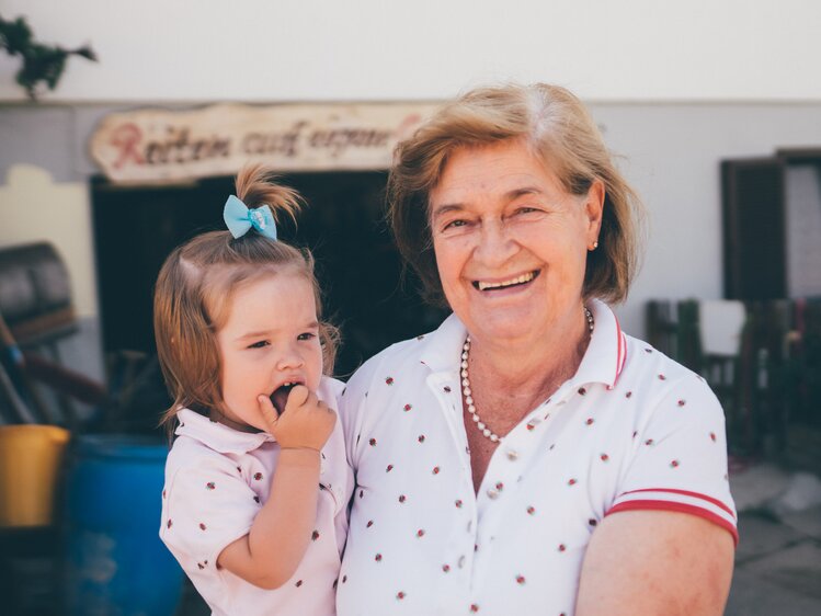 Frau hält Baby | © Urlaub am Bauernhof Kärnten / Daniel Gollner