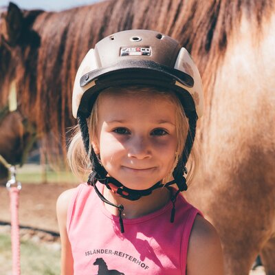 Mädchen steht neben dem Pferd | © Urlaub am Bauernhof Kärnten / Daniel Gollner