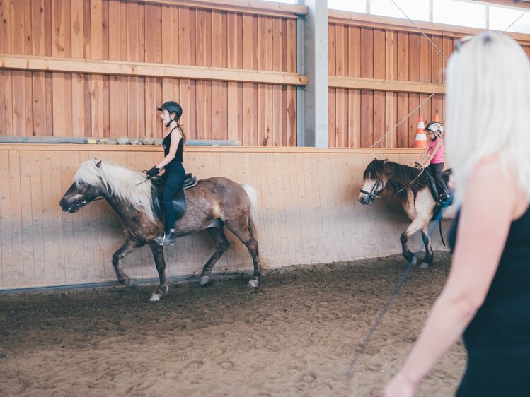 Frauen reiten im Reitstall | © Urlaub am Bauernhof Kärnten / Daniel Gollner