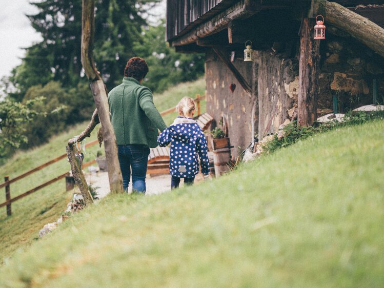 Frau und Kind gehen zur Hütte | © Urlaub am Bauernhof Kärnten / Daniel Gollner