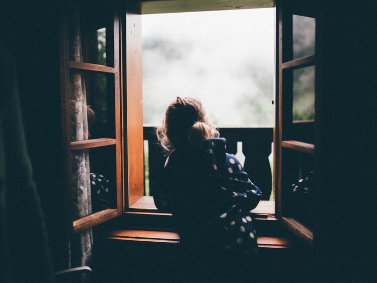 Kind schaut aus dem Fenster | © Urlaub am Bauernhof Kärnten / Daniel Gollner