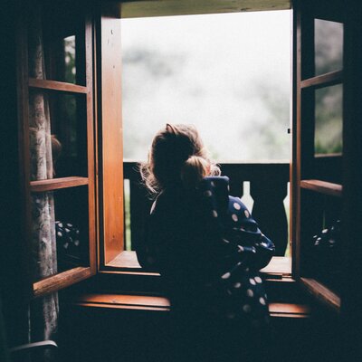 Kind schaut aus dem Fenster | © Urlaub am Bauernhof Kärnten / Daniel Gollner