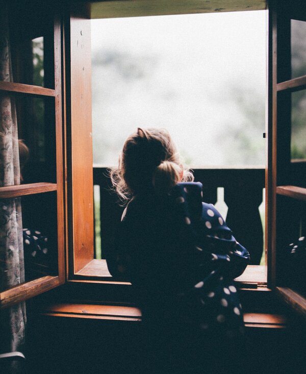 Kind schaut aus Fenster | © Urlaub am Bauernhof Kärnten / Daniel Gollner Kind schaut aus dem Fenster | © Urlaub am Bauernhof Kärnten / Daniel Gollner