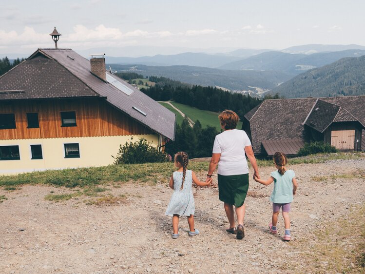 Frau und Kinder spazieren am Weg | © Urlaub am Bauernhof Kärnten / Daniel Gollner