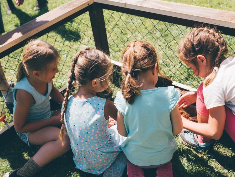 Kinder im Hasenstall | © Urlaub am Bauernhof Kärnten / Daniel Gollner