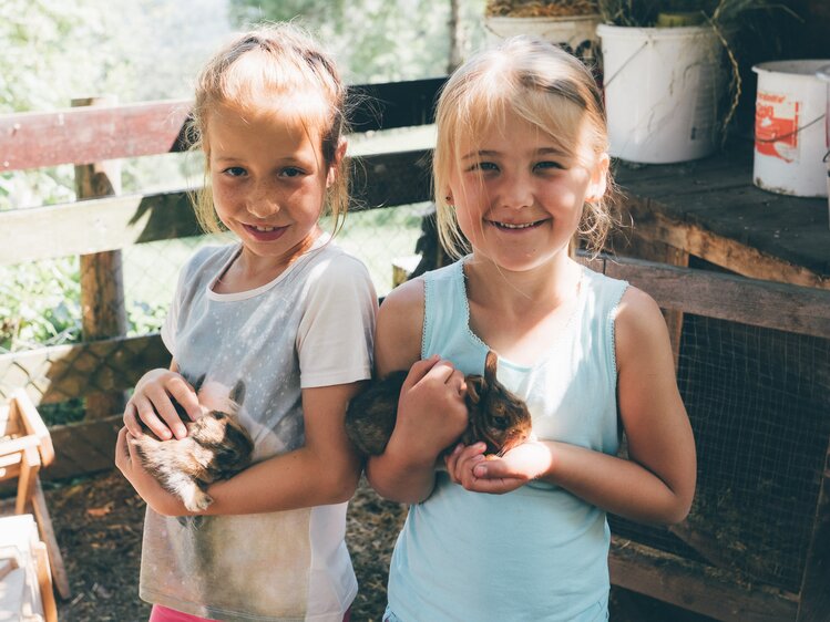 Kinder halten Hasen in der Hand | © Urlaub am Bauernhof Kärnten / Daniel Gollner