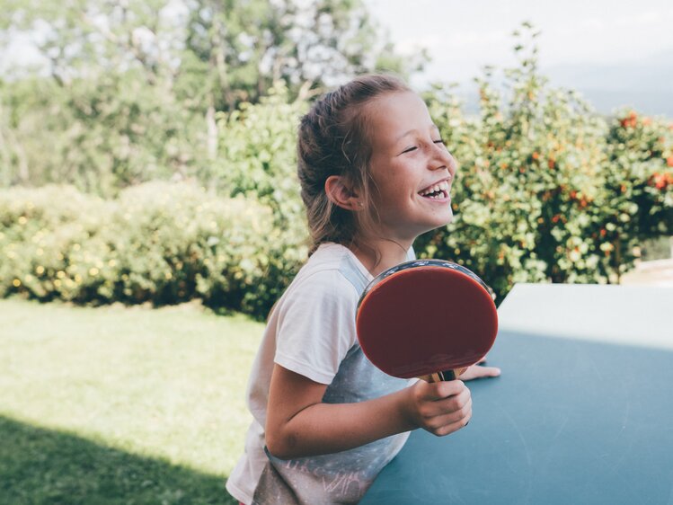 Kind mit Tischtennisschläger | © Urlaub am Bauernhof Kärnten / Daniel Gollner
