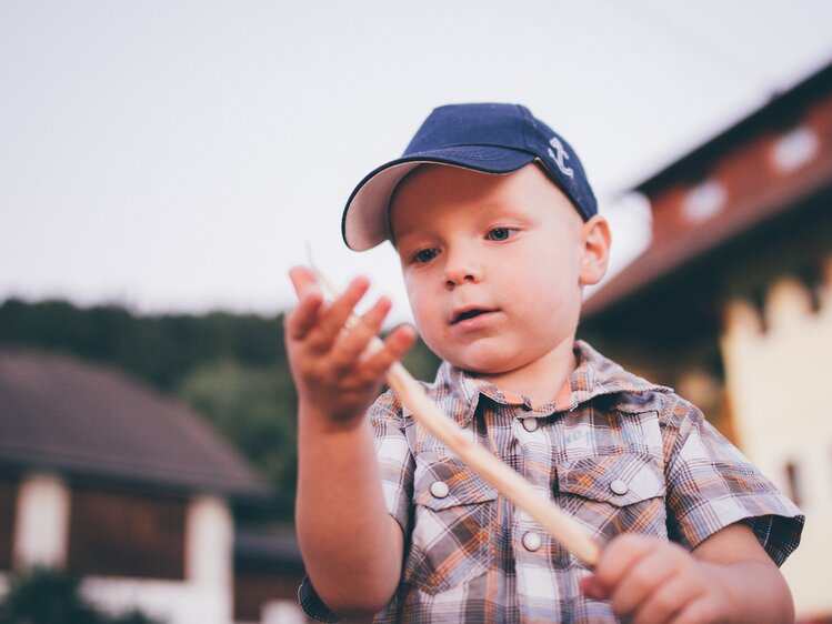 Bub mit Stockbrot in der Hand | © Urlaub am Bauernhof Kärnten / Daniel Gollner