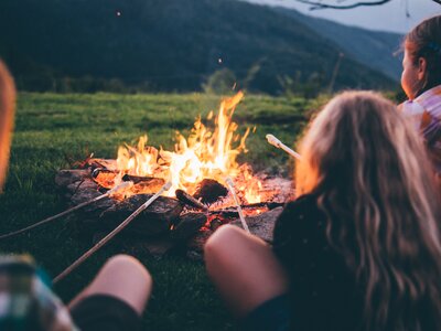 Kinder beim Lagerfeuer | © Urlaub am Bauernhof Kärnten / Daniel Gollner Kinder halten Stöcke in das Feuer | © Urlaub am Bauernhof Kärnten / Daniel Gollner