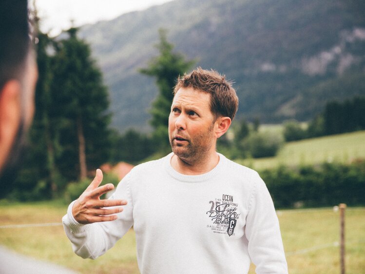 Bauer erklärt etwas | © Urlaub am Bauernhof Kärnten / Daniel Gollner
