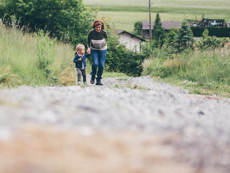 Frau und Mädchen spazieren am Weg | © Urlaub am Bauernhof Kärnten / Daniel Gollner