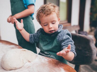 Bub beim Brotbacken | © Urlaub am Bauernhof Kärnten / Daniel Gollner Bub hat beim Brotbacken mehlige Hände | © Urlaub am Bauernhof Kärnten / Daniel Gollner