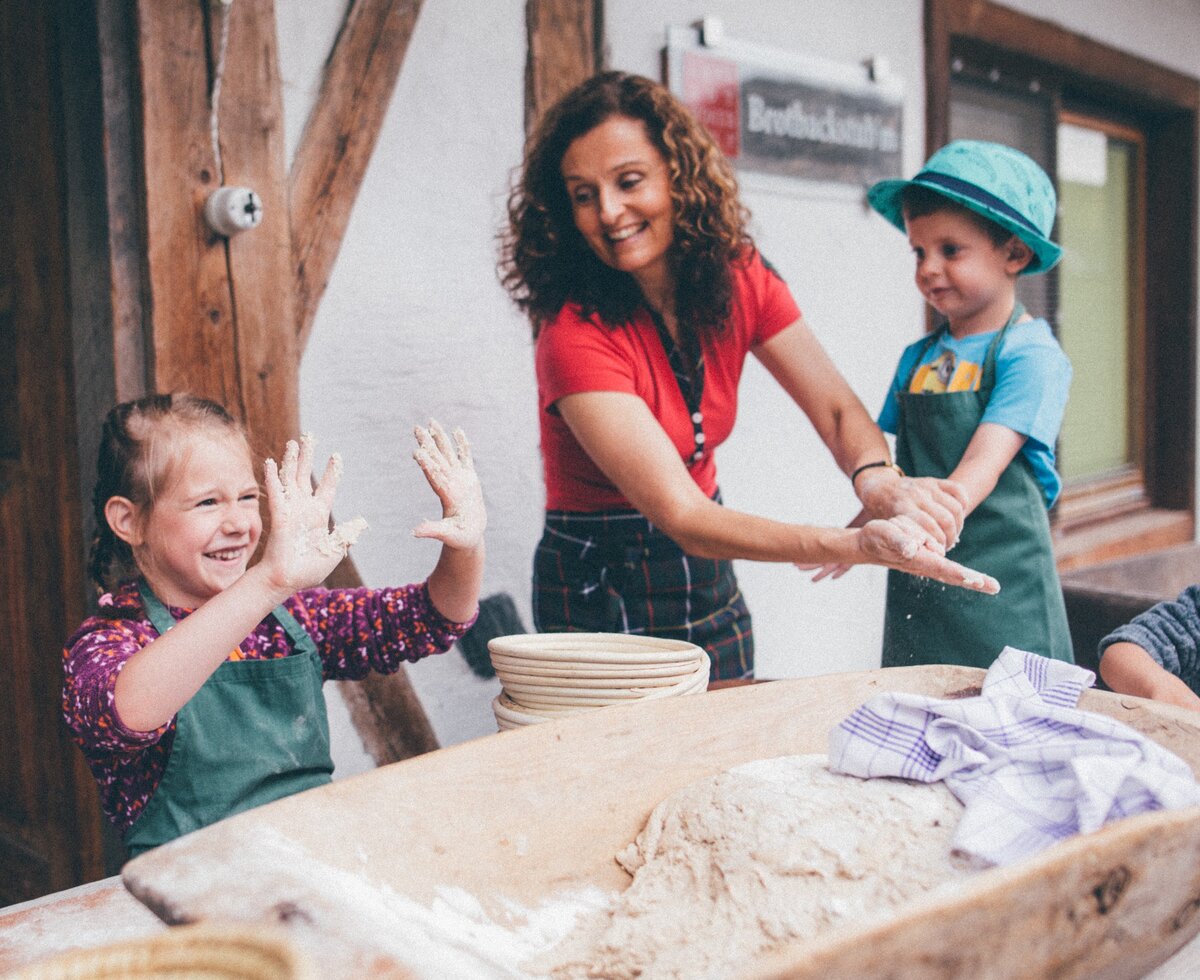 Frau und Kinder beim Brotbacken | © Urlaub am Bauernhof Kärnten / Daniel Gollner