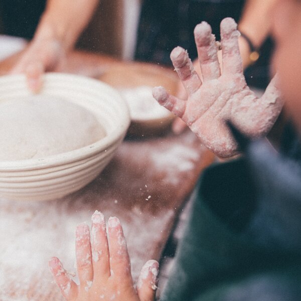 Mehlige Hände vom Brotbacken | © Urlaub am Bauernhof Kärnten / Daniel Gollner