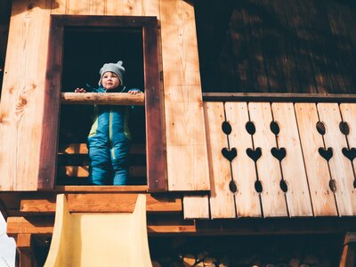 Kind am Spielturm | © Urlaub am Bauernhof Kärnten / Daniel Gollner Kind steht am Spielturm | © Urlaub am Bauernhof Kärnten / Daniel Gollner