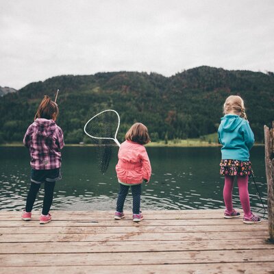 Kinder angeln am Steg | © Urlaub am Bauernhof Kärnten/ Daniel Gollner