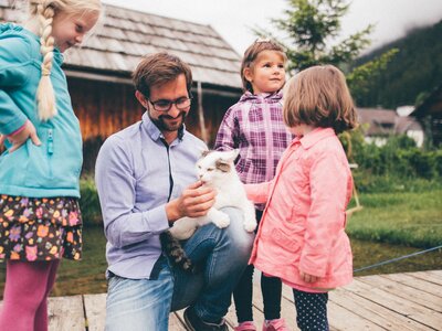 Mann und Kinder mit Katze | © Urlaub am Bauernhof Kärnten / Daniel Gollner Mann und Kinder mit der Katze am Steg | © Urlaub am Bauernhof Kärnten / Daniel Gollner