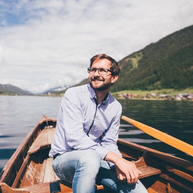 Mann im Boot | © Urlaub am Bauernhof Kärnten / Daniel Gollner Mann sitzt im Boot auf dem Wasser | © Urlaub am Bauernhof Kärnten / Daniel Gollner