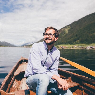 Mann sitzt im Boot auf dem Wasser | © Urlaub am Bauernhof Kärnten / Daniel Gollner