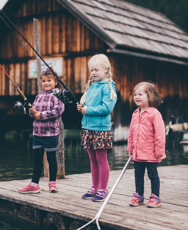 Kinder angeln | © Urlaub am Bauernhof Kärnten / Daniel Gollner Kinder angeln am Steg | © Urlaub am Bauernhof Kärnten / Daniel Gollner
