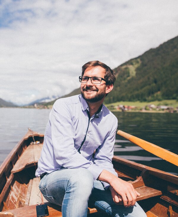 Mann im Boot | © Urlaub am Bauernhof Kärnten / Daniel Gollner Mann sitzt im Boot auf dem Wasser | © Urlaub am Bauernhof Kärnten / Daniel Gollner