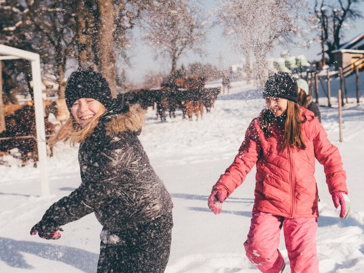 Kinder machen eine Schneeschlacht | © Urlaub am Bauernhof Kärnten / Daniel Gollner