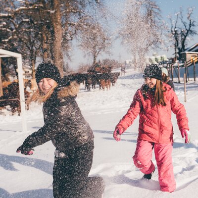 Kinder Schneeschlacht | © Urlaub am Bauernhof Kärnten / Daniel Gollner Kinder machen eine Schneeschlacht | © Urlaub am Bauernhof Kärnten / Daniel Gollner