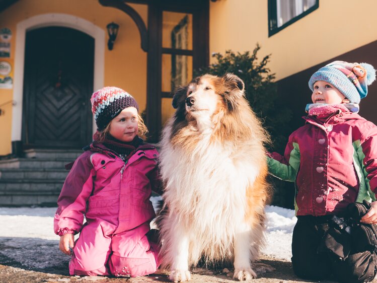 Kinder knien neben dem Hund | © Urlaub am Bauernhof Kärnten / Daniel Gollner