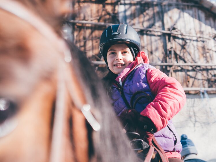 Kind sitzt auf dem Pferd | © Urlaub am Bauernhof Kärnten / Daniel Gollner