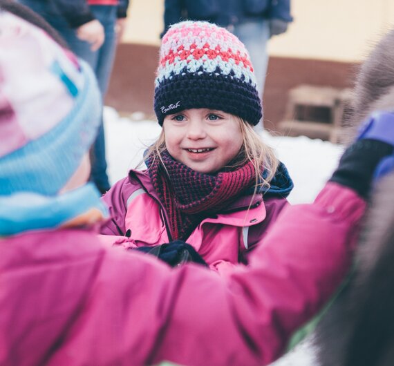 Mädchen putzen das Pferd | © Urlaub am Bauernhof Kärnten/ Daniel Gollner