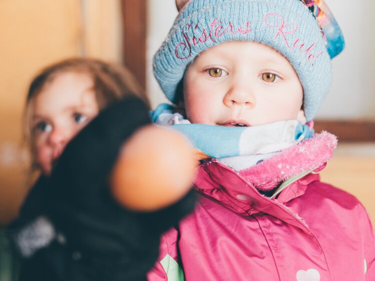 Mädchen hält das Ei in der Hand | © Urlaub am Bauernhof Kärnten / Daniel Gollner