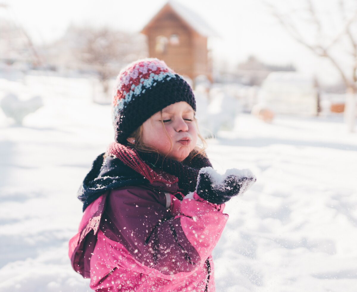Mädchen pustet in den Schnee | © Urlaub am Bauernhof Kärnten/ Daniel Gollner