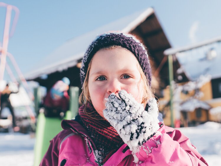 Mädchen mit schneebedecktem Handschuh | © Urlaub am Bauernhof Kärnten / Daniel Gollner