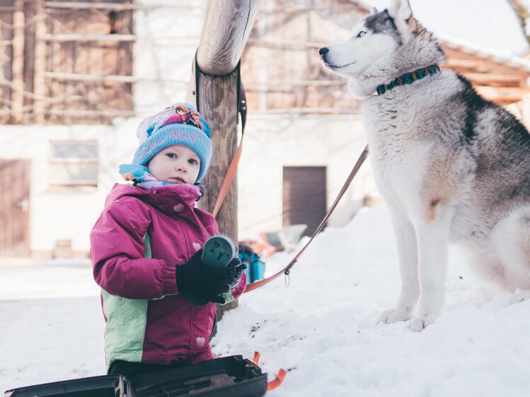 Mädchen und Hund im Schnee | © Urlaub am Bauernhof Kärnten / Daniel Gollner