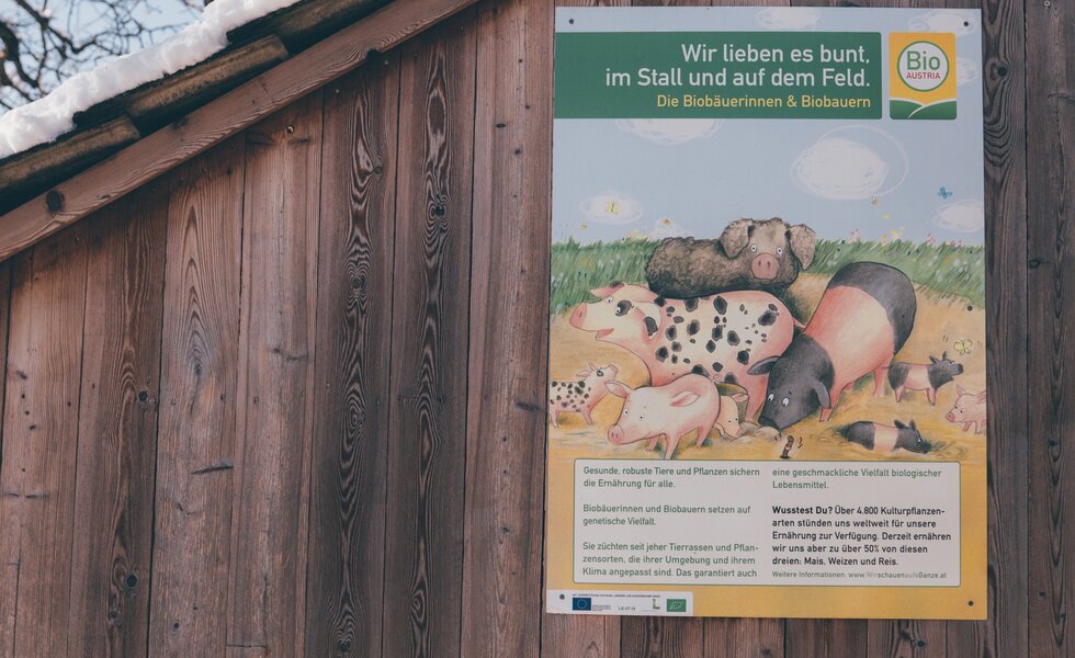 Schild an der Holzwand | © Urlaub am Bauernhof Kärnten/ Daniel Gollner