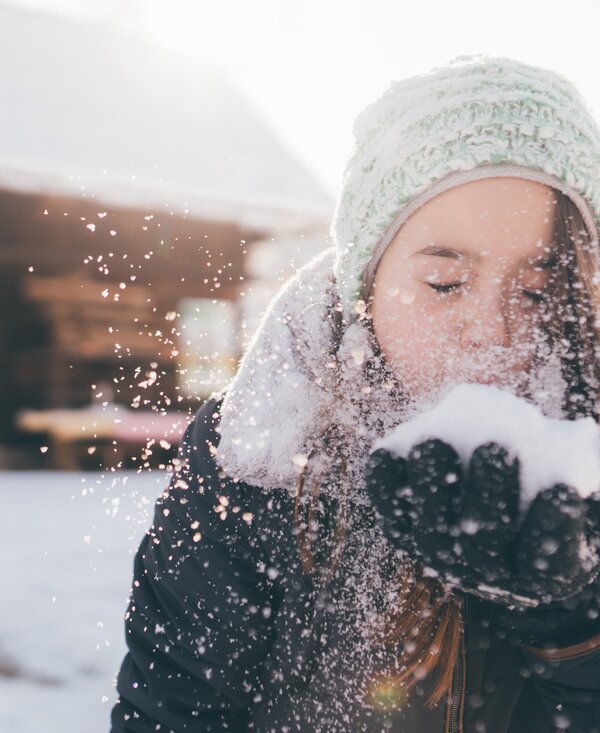Mädchen mit Schnee | © Urlaub am Bauernhof Kärnten / Daniel Gollner Mädchen pustet in den Schnee | © Urlaub am Bauernhof Kärnten / Daniel Gollner