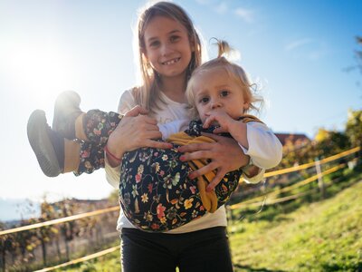 Mädchen wird getragen | © Urlaub am Bauernhof Kärnten / Daniel Gollner Mädchen wird vom Mädchen getragen | © Urlaub am Bauernhof Kärnten / Daniel Gollner