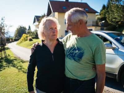Mann und Frau | © Urlaub am Bauernhof Kärnten / Daniel Gollner Mann legt den Arm um die Frau | © Urlaub am Bauernhof Kärnten / Daniel Gollner