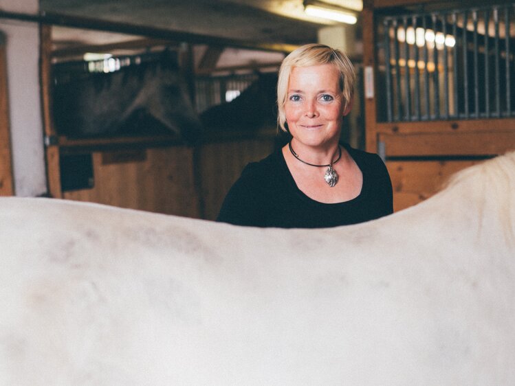 Frau steht beim Pferd | © Urlaub am Bauernhof Kärnten / Daniel Gollner