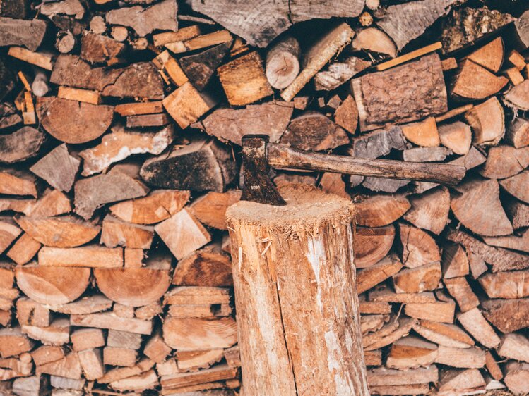 Axt vor der Holztriste | © Urlaub am Bauernhof Kärnten / Daniel Gollner
