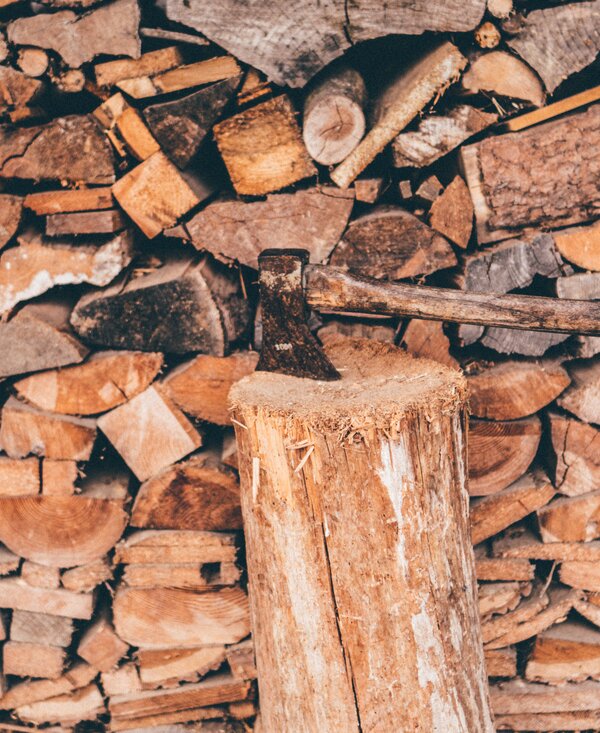 Axt | © Urlaub am Bauernhof Kärnten/ Daniel Gollner Axt vor der Holztriste | © Urlaub am Bauernhof Kärnten/ Daniel Gollner