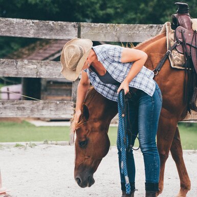 Frau streichelt das Pferd | © Urlaub am Bauernhof Kärnten / Daniel Gollner