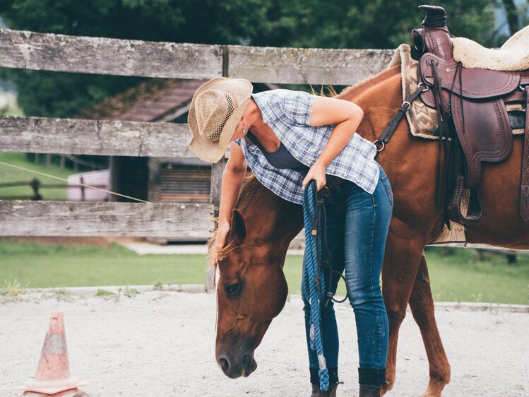 Frau streichelt das Pferd | © Urlaub am Bauernhof Kärnten / Daniel Gollner