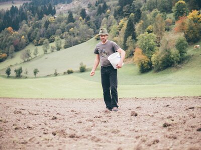 Mann sät am Feld | © Urlaub am Bauernhof Kärnten / Daniel Gollner Mann sät am Feld | © Urlaub am Bauernhof Kärnten / Daniel Gollner