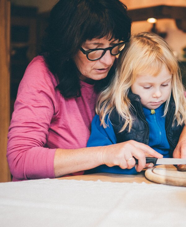 Frau und Mädchen schneiden | © Urlaub am Bauernhof Kärnten / Daniel Gollner Frau und Mädchen schneiden etwas am Brett | © Urlaub am Bauernhof Kärnten / Daniel Gollner