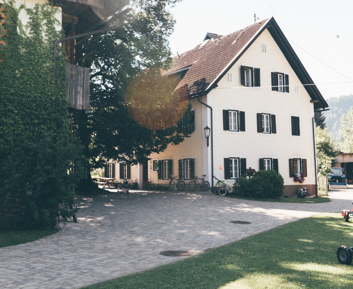 Bauernhaus mit Weg und Wiese | © Urlaub am Bauernhof Kärnten / Daniel Gollner