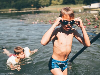 Bub steigt aus dem See | © Urlaub am Bauernhof Kärnten / Daniel Gollner Bub steigt aus dem See | © Urlaub am Bauernhof Kärnten / Daniel Gollner